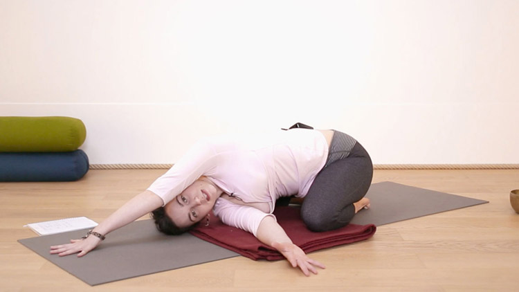 Suivre le cours de yoga en ligne Soulager le haut du dos pendant et après la grossesse avec Valentine Peltier | Postnatal, Prénatal