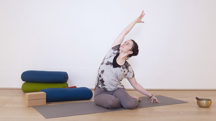 Suivre le cours de yoga en ligne S'énergiser et relancer la circulation en postnatal avec Valentine Peltier | Postnatal