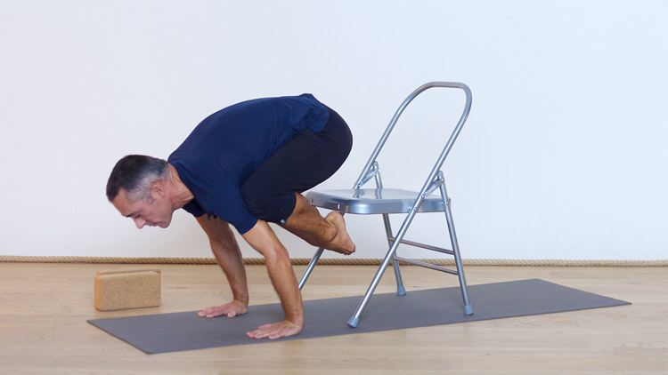 Suivre le cours de yoga en ligne Les sauts de et vers la posture assise avec Benoît Le Gourriérec | Yoga Vinyasa