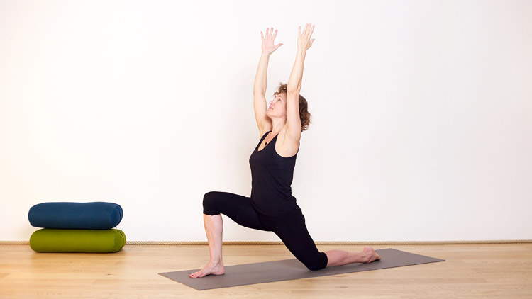 Suivre le cours de yoga en ligne Rester centré dans le mouvement avec Delphine Denis | Yoga Vinyasa
