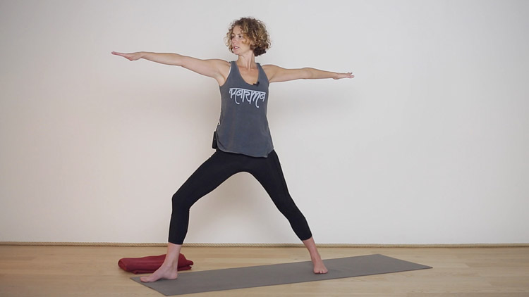 Suivre le cours de yoga en ligne Rester centré toute la journée avec Emma Ford | Yoga Vinyasa
