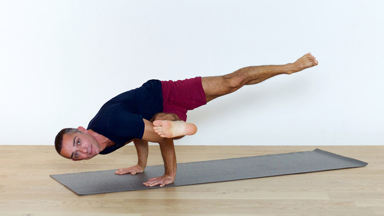 Suivre le cours de yoga en ligne Variations sur les mains avec Benoît Le Gourriérec | Yoga Vinyasa