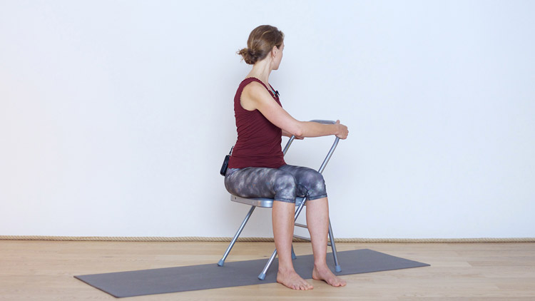 Suivre le cours de yoga en ligne Se détendre sur une chaise avec Anastasia Tikhonova | Hatha Yoga doux